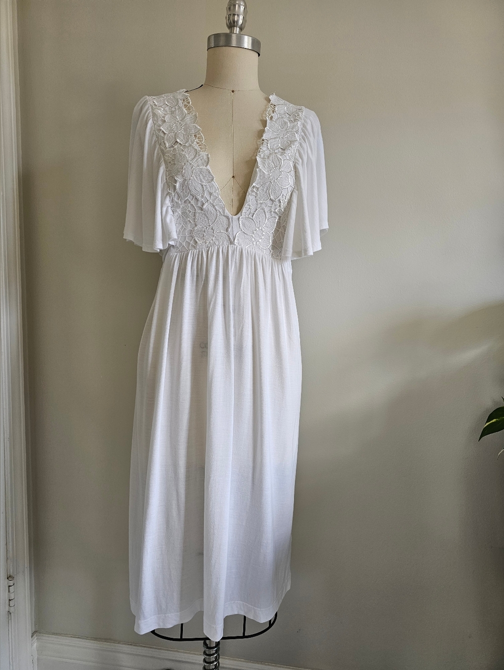 H&M white lace trimmed stretch jersey dress with flutter sleeves - Picture 3 of 16